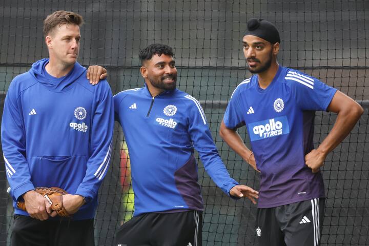 বৃষ্টিস্নাত অ্যাডিলেডে মঙ্গলবার ভারতীয় দলের প্রাথমিকভাবে ইন্ডোরে অনুশীলন করার কথা থাকলেও, বৃষ্টি থামতেই মাঠকর্মীরা দ্রুত নেট প্রস্তুত করে দেওয়ায় নেটেই অনুশীলন করে ভারত।