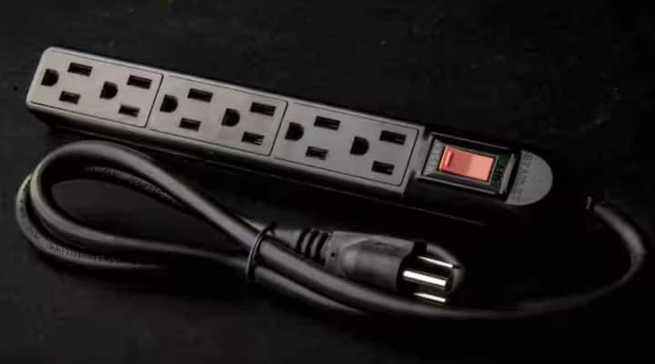 Extension Board: ਘਰ ਵਿੱਚ ਸਾਕਟਾਂ ਦੀ ਘਾਟ ਕਾਰਨ ਲੋਕ ਅਕਸਰ ਐਕਸਟੈਂਸ਼ਨ ਬੋਰਡ ਦੀ ਵਰਤੋਂ ਕਰਦੇ ਹਨ। ਹਾਲਾਂਕਿ, ਹਰੇਕ ਡਿਵਾਈਸ ਨੂੰ ਐਕਸਟੈਂਸ਼ਨ ਕੋਰਡ ਨਾਲ ਜੋੜਨਾ ਸੁਰੱਖਿਅਤ ਨਹੀਂ ਹੈ।