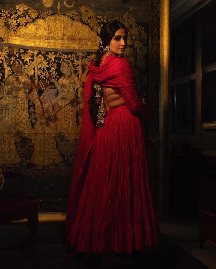 If you are looking for a light weight lehenga for the wedding season. So you can take inspiration from this look of Sonam. If you wear heavy jewelery with your lehenga like an actress, you will look amazingly beautiful.