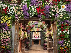 PHOTO : विठ्ठल रुक्मिणी मंदिर रंगीबेरंगी फुलाने सजले, परिसर सुगंध आणि भक्तिभावाने उजळला