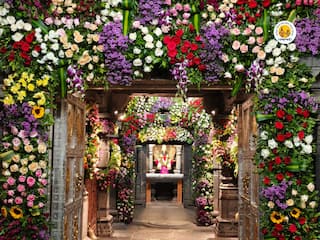 PHOTO : विठ्ठल रुक्मिणी मंदिर रंगीबेरंगी फुलाने सजले, परिसर सुगंध आणि भक्तिभावाने उजळला