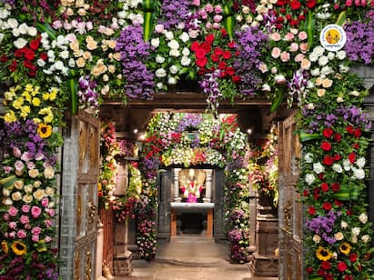 PHOTO : विठ्ठल रुक्मिणी मंदिर रंगीबेरंगी फुलाने सजले, परिसर सुगंध आणि भक्तिभावाने उजळला