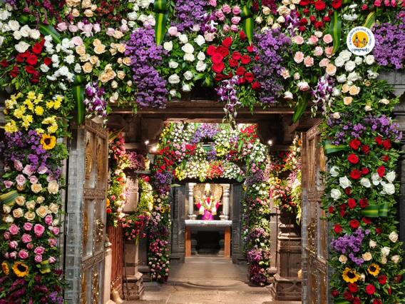 PHOTO : विठ्ठल रुक्मिणी मंदिर रंगीबेरंगी फुलाने सजले, परिसर सुगंध आणि भक्तिभावाने उजळला