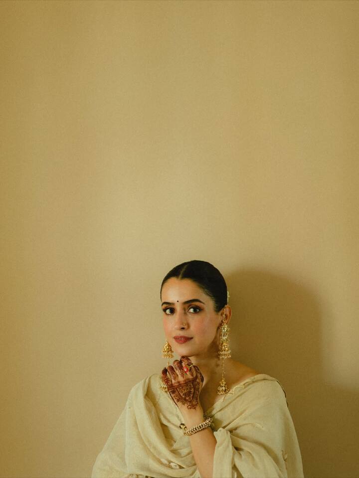 उनकी ये तस्वीरें अब सोशल मीडिया पर भी वायरल हो रही हैं, जहां फैंस जमकर उनकी तारीफ कर रहे हैं.