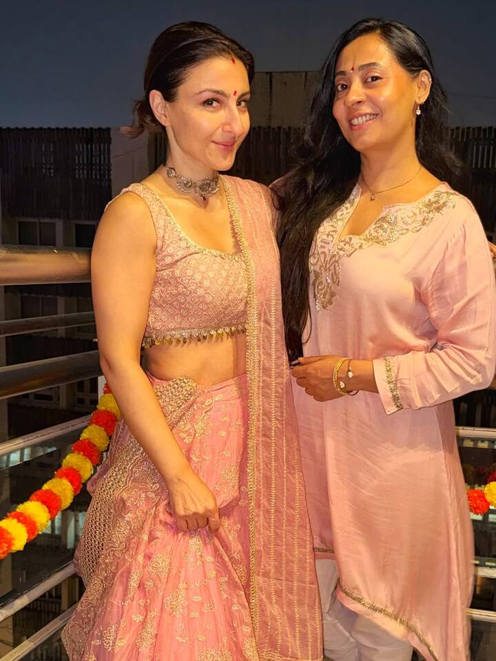 वहीं सोहा अली खान ने पिंक कलर का लहंगा पहना हुआ है.