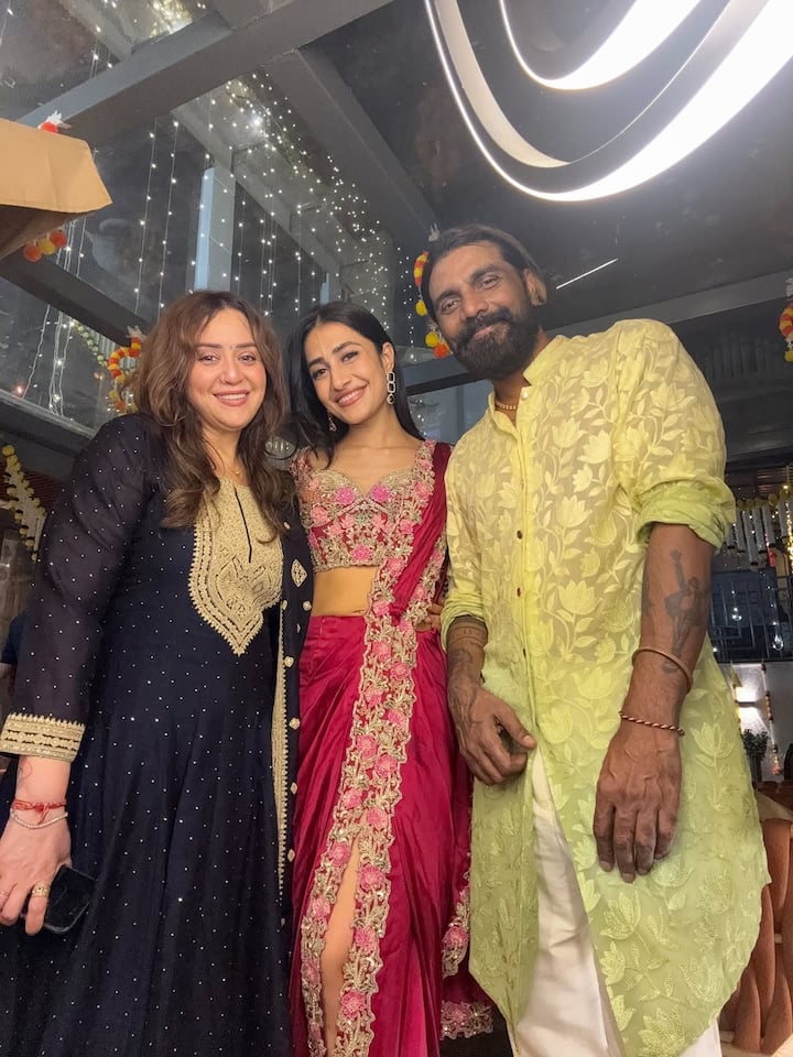 Dhanashree has also shared Diwali pictures with her mentor and renowned choreographer Remo D'Souza and his wife Liesel. In this picture, Remo is wearing a yellow colored kurta, which has intricate work on it, which is shining brightly in the lights of Diwali. Dhanashree's presence with Remo shows their professional and personal relationship.