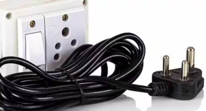 ਭਾਵੇਂ ਫਰਿੱਜ ਘੱਟ ਬਿਜਲੀ ਖਿੱਚਦਾ ਹੈ, ਪਰ ਇਹ ਪੂਰਾ ਦਿਨ ਚੱਲਦਾ ਰਹਿੰਦਾ ਹੈ। ਇਸਨੂੰ ਐਕਸਟੈਂਸ਼ਨ ਬੋਰਡ ਵਿੱਚ ਲਗਾਉਣ ਨਾਲ ਨਾ ਸਿਰਫ਼ ਅੱਗ ਲੱਗਣ ਦਾ ਖ਼ਤਰਾ ਵਧਦਾ ਹੈ ਬਲਕਿ ਫਰਿੱਜ ਦੇ ਮਕੈਨਿਜ਼ਮ ਨੂੰ ਵੀ ਨੁਕਸਾਨ ਪਹੁੰਚ ਸਕਦਾ ਹੈ। ਇਸ ਨੂੰ ਹਮੇਸ਼ਾ ਕੰਧ ਦੇ ਸਾੱਕੇਟ ਵਿੱਚ ਹੀ ਕਨੈਕਟ ਕਰੋ ਤਾਂ ਕਿ ਇਹ ਬਿਨਾਂ ਕਿਸੇ ਰੁਕਾਵਟ ਤੋਂ ਕੰਮ ਕਰਦਾ ਰਹੇ।