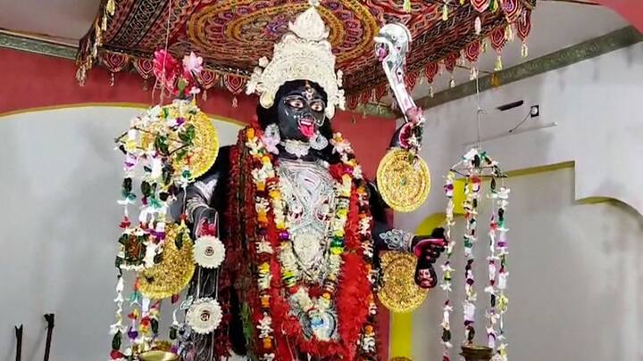মন্দিরের একাধিক চূড়া।গর্ভগৃহ ছাড়াও রয়েছে মণ্ডপ। গর্ভগৃহটি নির্মিত পঞ্চরথ স্থাপত্যশৈলীতে। ভক্তি ও শক্তি এখানে মিলেমিশে একাকার।এই মন্দিরে পুজো দেওয়ার জন্য কোনও নির্দিষ্ট আচার নেই। যে যেভাবে মায়ের কাছে পৌঁছতে পারেন সে সেইভাবে মা সেইভাবেই তার পুজো গ্রহণ করেন।