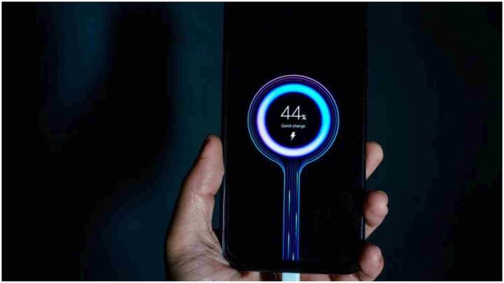 Fast Charging : నేటి బిజీ లైఫ్​లో ఫాస్ట్ ఛార్జింగ్ అనేది చాలా ఉపయోగకరమైనదే. కానీ దీనివల్ల బ్యాటరీ లైఫ్​పై ఎఫెక్ట్ పడుతుందని చెప్తున్నారు. దానికారణమేంటో ఇప్పుడు చూసేద్దాం.