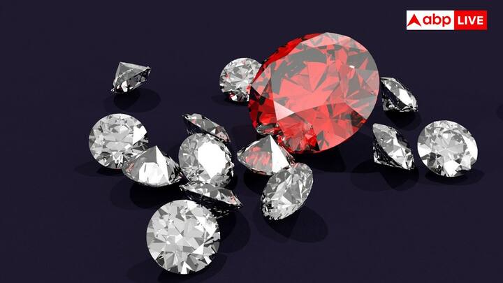 हीरे की कीमतें कई वैश्विक वजहों से प्रभावित होती हैं. डी बीयर्स जैसी प्रमुख हीरा कंपनियां आपूर्ति को नियंत्रित करती है जिस वजह से बाजार की कीमतें प्रभावित होती हैं. अंतर्राष्ट्रीय रत्न विज्ञान संस्थान जैसी मान्यता प्राप्त प्रयोगशालाओं से एक प्रमाणित ग्रेडिंग मिलती है, जिससे प्रमाणित हीरे और ज्यादा महंगे हो जाते हैं.