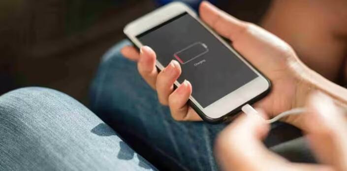 એથિકલ હેકર અને સાયબર સુરક્ષા નિષ્ણાત રાયન મોન્ટગોમેરીએ એક મહત્વપૂર્ણ ખુલાસો કર્યો છે. તેમણે સમજાવ્યું કે કેટલાક ચાર્જિંગ કેબલ સંપૂર્ણપણે સામાન્ય લાગે છે પરંતુ તેમાં હેકિંગ ડિવાઈસ હોય છે. તેમણે ઇન્સ્ટાગ્રામ પર એક વીડિયો શેર કર્યો છે જેમાં દર્શાવવામાં આવ્યું છે કે કેવી રીતે એક સરળ દેખાતો ચાર્જિંગ કેબલ તેના કમ્પ્યુટરને સંપૂર્ણપણે નિયંત્રિત કરી શકે છે. તે કહે છે કે બીજા કોઈના કેબલનો ઉપયોગ કરવો એ સાયબર ખતરાને સીધું આમંત્રણ છે.