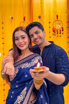 टीवी के लक्ष्मण की नई नवेली बहू सारा खान की पहली दिवाली, सिंदूर किया फ्लॉन्ट, पति संग जलाया दीपक