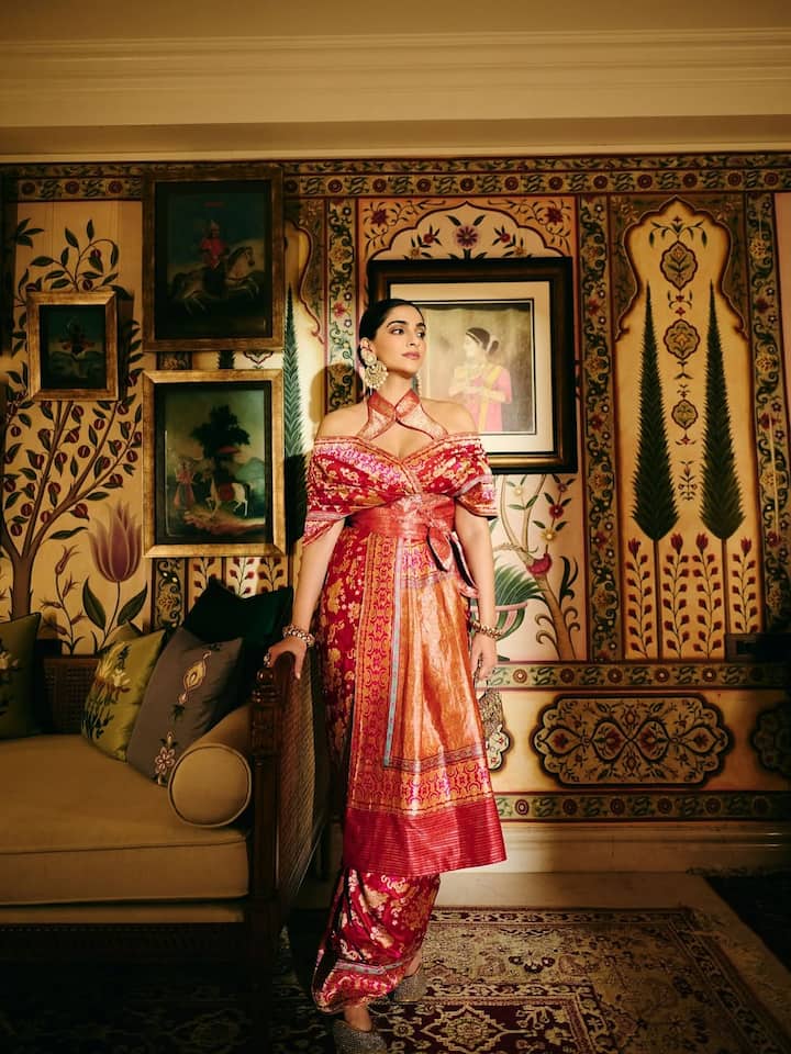 The fashion of saree never fades. That is why it is the first choice of every Indian woman. But if you want a different style in saree, then you can drape it like Sonam Kapoor.