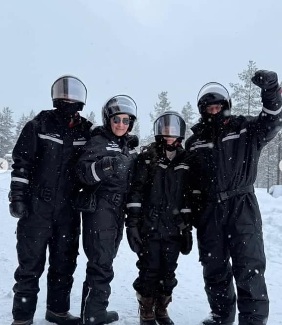 अभिनेता की पहली शादी 1987 में अभिनेत्री ऋचा शर्मा से हुई थी.1996 में ब्रेन ट्यूमर से उनका निधन हो गया था. इस जोड़े की एक बेटी त्रिशाला है, जो फिलहाल अमेरिका में रह रही है. इसके बाद संजय दत्त की दूसरी शादी एयर-होस्टेस से मॉडल बनीं रिया पिल्लई से हुई थी. हालांकि 2008 में इनका तलाक हो गया था.