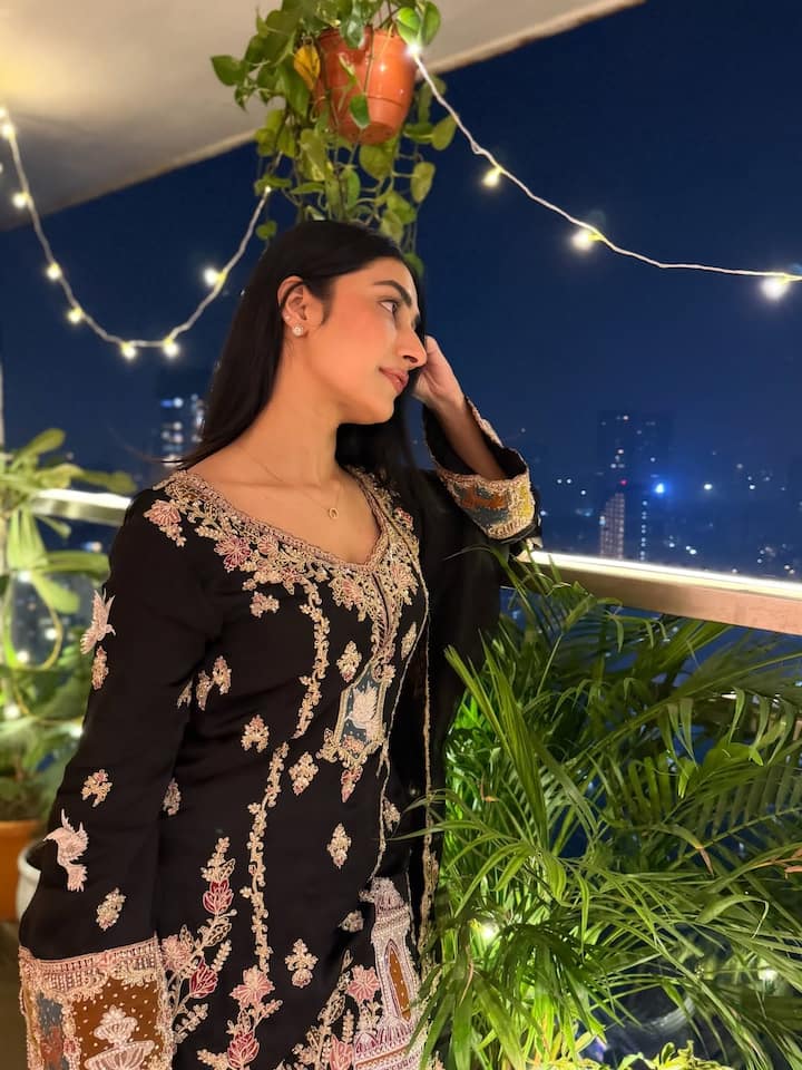 Dhanashree has used minimal jewelery to keep her look balanced. Her makeup looks dewy and natural, which is enhancing the glow of her face. She has kept her hair open, which is giving a modern touch to her stylish look.