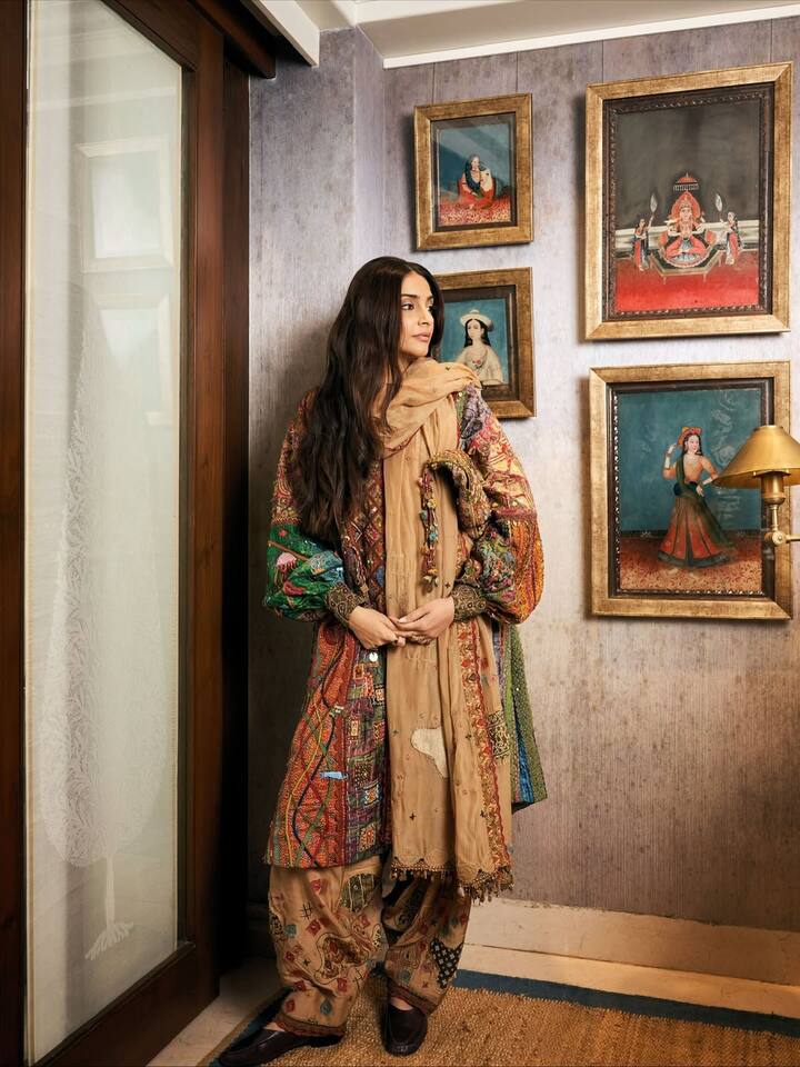 You can easily carry this multicolored salwar suit of Sonam Kapoor in any function. If you also have long hair then you can style them like the actress.