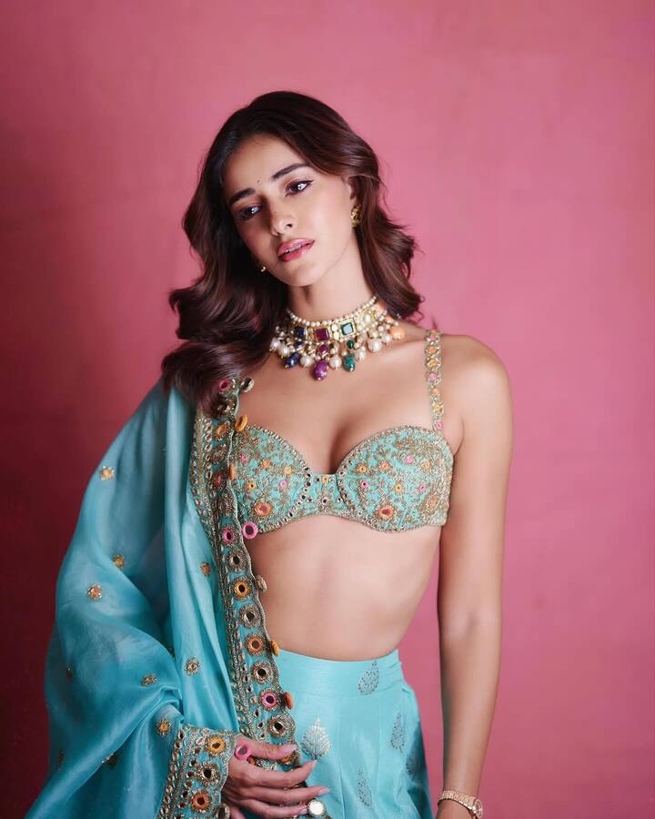 Ananya carried a matching turquoise dupatta to complete her look. She draped it on one shoulder. The edges of the dupatta also had skirt-like embroidery and mirror work.