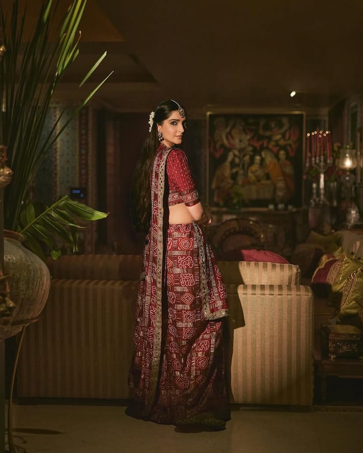 If you are a new bride and are going to attend someone's wedding, then like Sonam, you too can wear a saree with Bandhani print. If you wear it with the wrong side, it will also be comfortable.