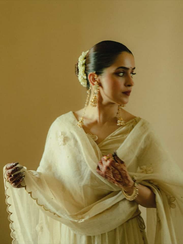 एक्ट्रेस के लुक की बात करें तो उन्होंने ऑफ व्हाइट कलर का सूट पहना है. जिसे उन्होंने मैचिंग दुपट्टे के साथ कैरी किया.