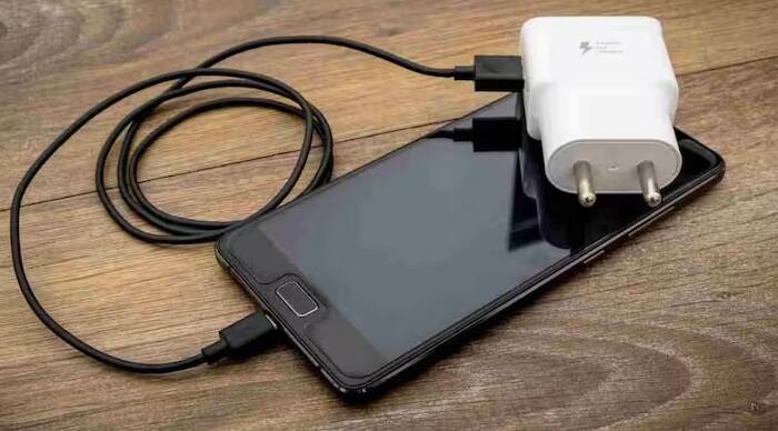 Smartphone Charger: આજકાલ સ્માર્ટફોન આપણા જીવનનો એક અભિન્ન ભાગ બની ગયા છે. લાંબા દિવસના ઉપયોગ પછી જ્યારે આપણા ફોનની બેટરી ખતમ થઈ જાય છે, ત્યારે આપણે ઘણીવાર કોઈની પાસે વિચાર્યા વિના ચાર્જર માંગીએ છીએ. પરંતુ સાયબર સુરક્ષા નિષ્ણાતો કહે છે કે આ સરળ આદત તમારા ફોન માટે અત્યંત જોખમી સાબિત થઈ શકે છે. અજાણ્યા ચાર્જરનો ઉપયોગ તમારા ડિવાઈસને નુકસાન પહોંચાડી શકે છે. સાથે સાથે તમારી વ્યક્તિગત માહિતીને પણ જોખમમાં મૂકી શકે છે.