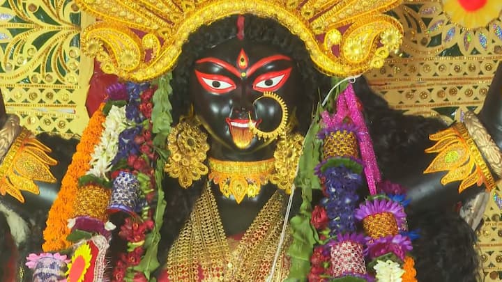 কিন্তু সবচেয়ে বেশি ভিড় হয় অম্মুবাচীর ৩ দিন। তখন ভিতরে ঢোকা যায় না। বাইরে থেকে প্রদক্ষিণ করতে হয়। মায়ের পুজো উপলক্ষ্য়ে জমজমাট তারাপীঠও।