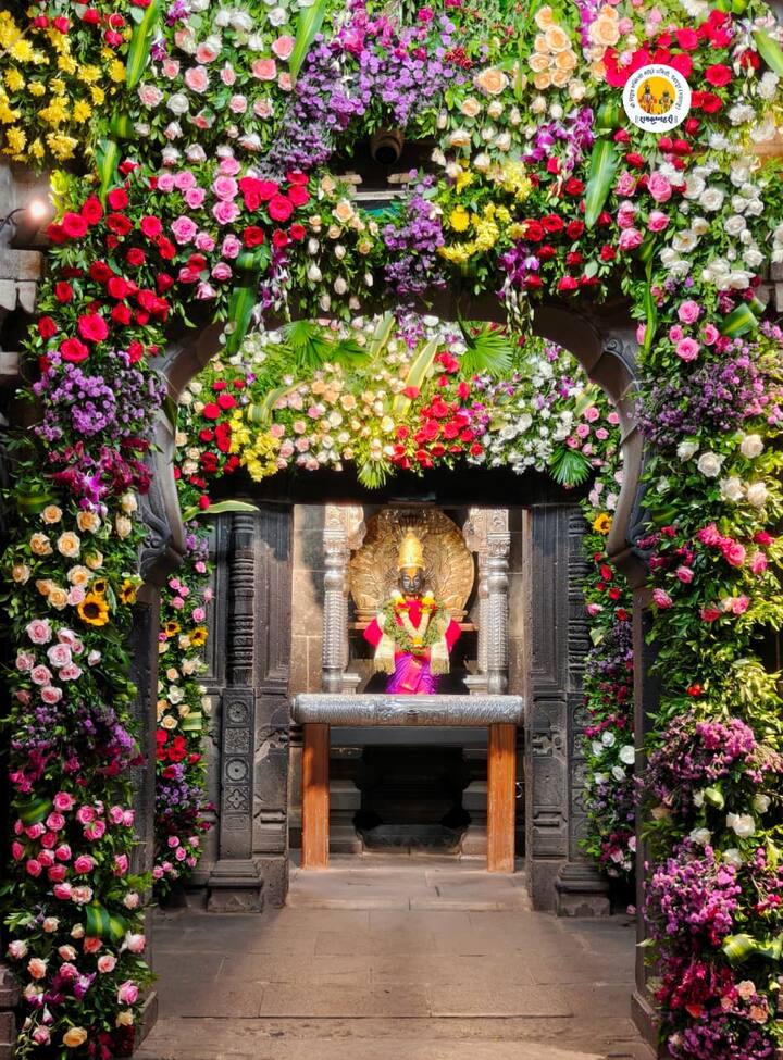 त्यामुळे श्री विठ्ठल-रुक्मिणी मंदिराचा परिसर रंग, सुगंध आणि भक्तीभावाने उजळून निघाला आहे.