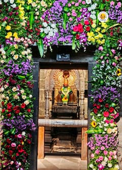 PHOTO : विठ्ठल रुक्मिणी मंदिर रंगीबेरंगी फुलाने सजले, परिसर सुगंध आणि भक्तिभावाने उजळला