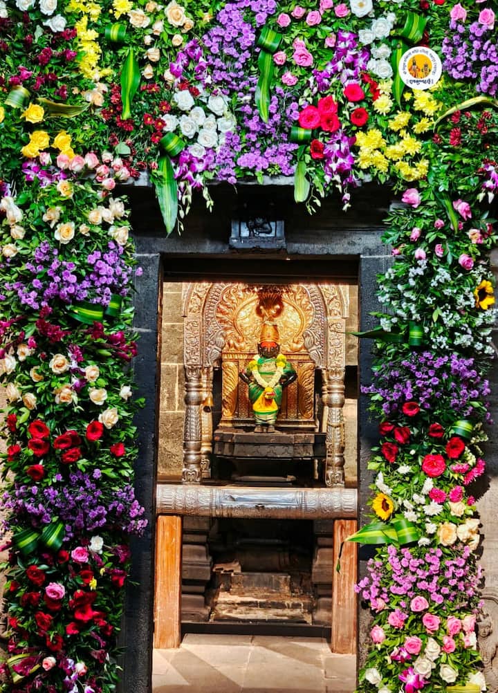 दिवाळी लक्ष्मीपूजनाच्या निमित्ताने पंढरपुरमधील विठ्ठल मंदिरात आकर्षक सजावट करण्यात आली आहे.