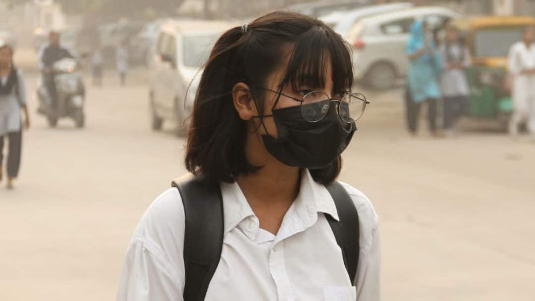 Delhi Chokes Post Diwali Pollution Crisis Threatens Children Vulnerable Groups AQI Soars Delhi Chokes After Diwali: Hazardous Air Pollution Poses Risk Of Asthma, Lung Disease, And Respiratory Illness