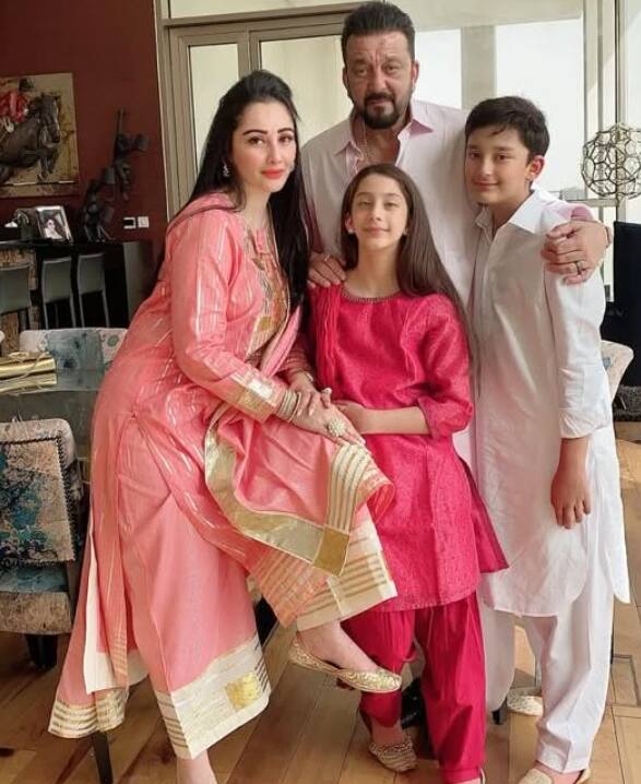 इकरा के नयन नक्श पूरी तरह उनकी दादी नरगिस की तरह ही हैं.