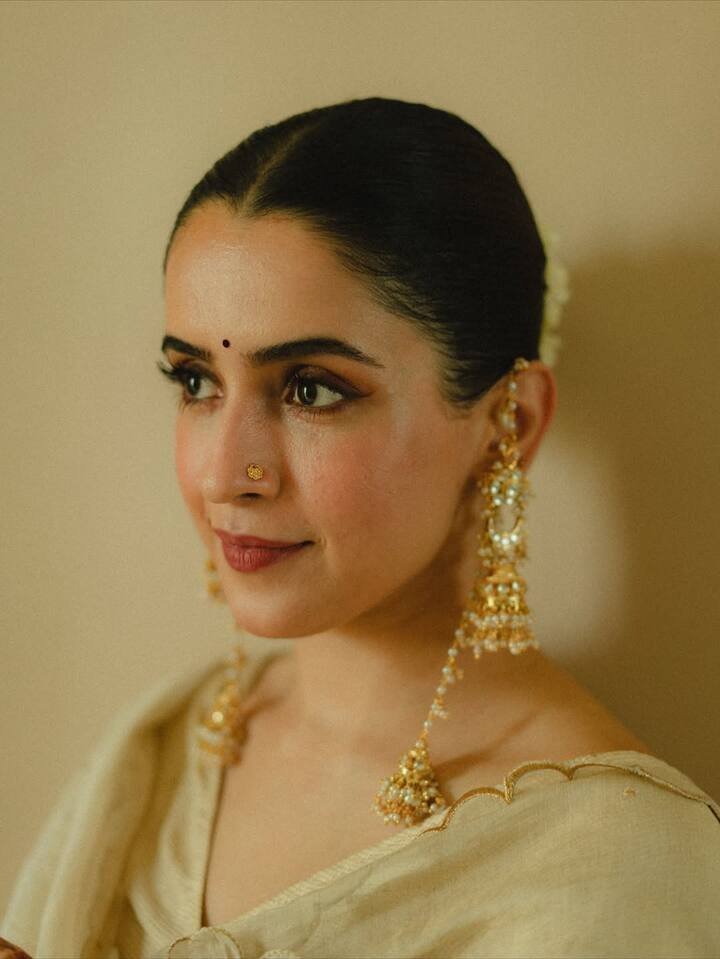 सान्या के मेकअप की बात करें तो उन्होंने उन्होंने सटल मेकअप किया.