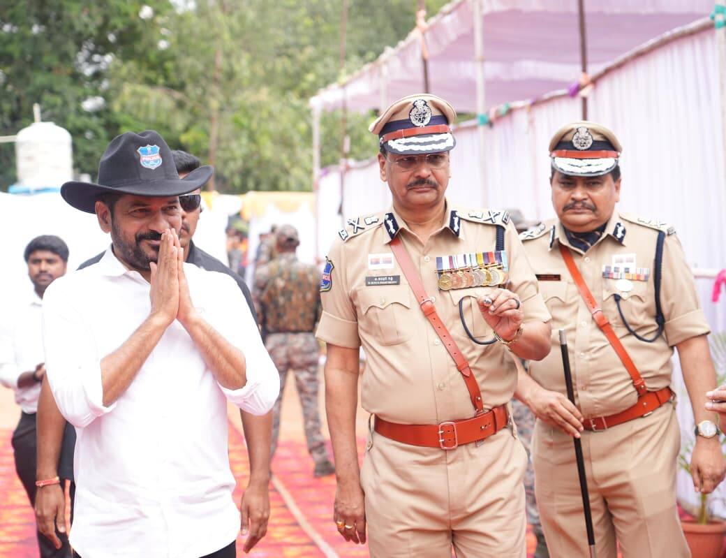 Revanth Reddy Police Martyrs Day: మిగతా మావోయిస్టులు కూడా లొంగిపోయి, జన జీవన స్రవంతిలో కలవాలి: రేవంత్ రెడ్డి