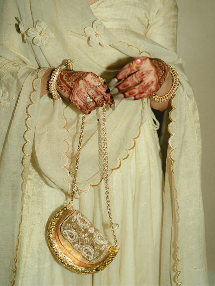 एक्ट्रेस की ये तस्वीर सबका ध्यान खींच रही हैं. इस तस्वीर में अपनी मेंहदी दिखाते हुए पोज दे रही हैं. साथ ही में उन्होंने एक बैग कैरी किया है जो कि बेहद खूबसूरत लग रहा है.