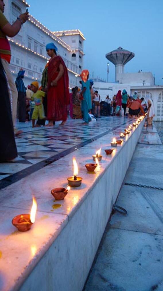 दिवाली 2025: अमृतसर में दूसरे दिन भी उमड़ी खरीदारी की भीड़, बाजारों में रौनक कायम