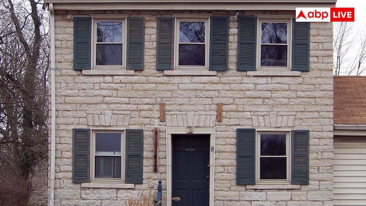 इसके अलावा कुछ ठेकेदार प्रति वर्ग फुट के आधार पर भी मजदूरी लेते हैं. यह आमतौर पर ₹200 से 350 रुपए प्रति वर्ग फुट तक होता है. इसी के साथ यह फिनिशिंग के प्रकार और काम के दायरे पर भी निर्भर होता है.