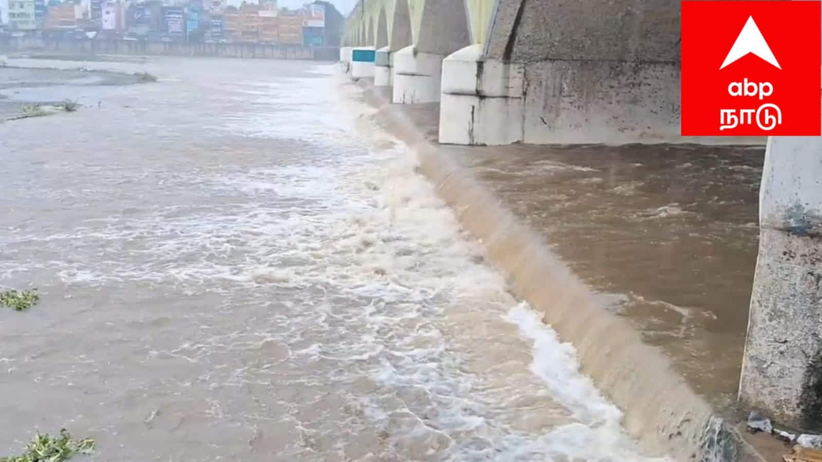 மதுரை வைகை ஆற்றில் வெள்ளப்பெருக்கு: கரையோர மக்கள் பாதுகாப்பாக இருக்க மாவட்ட நிர்வாகம் அறிவுறுத்தல் !