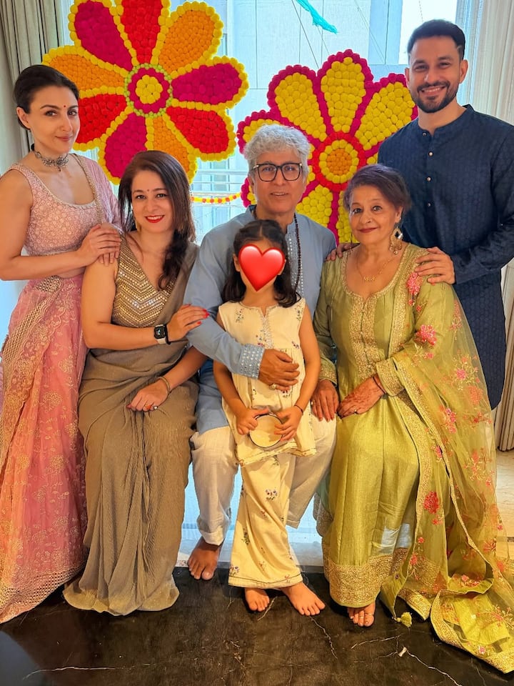 लुक की बात करें तो सभी ट्रेडिशनल कपड़ों में बेहद खूबसूरत दिख रहे हैं.