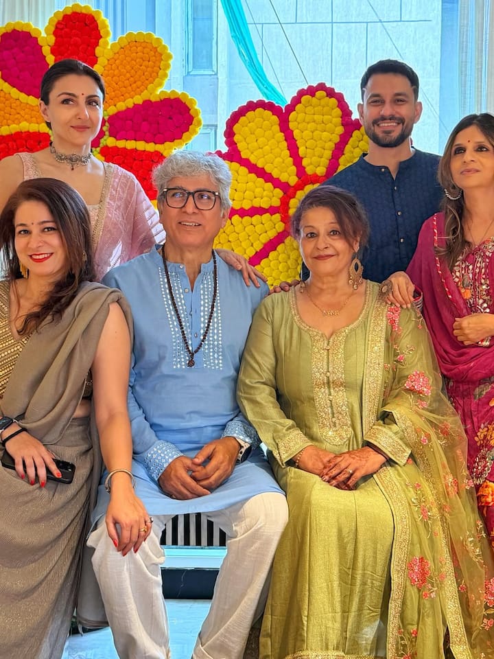सोहा अली खान ने सोशल मीडिया पर दिवाली की फोटोज को शेयर की हैं.  फोटोज में उनका पूरा परिवार साथ में नजर आ रहा है.