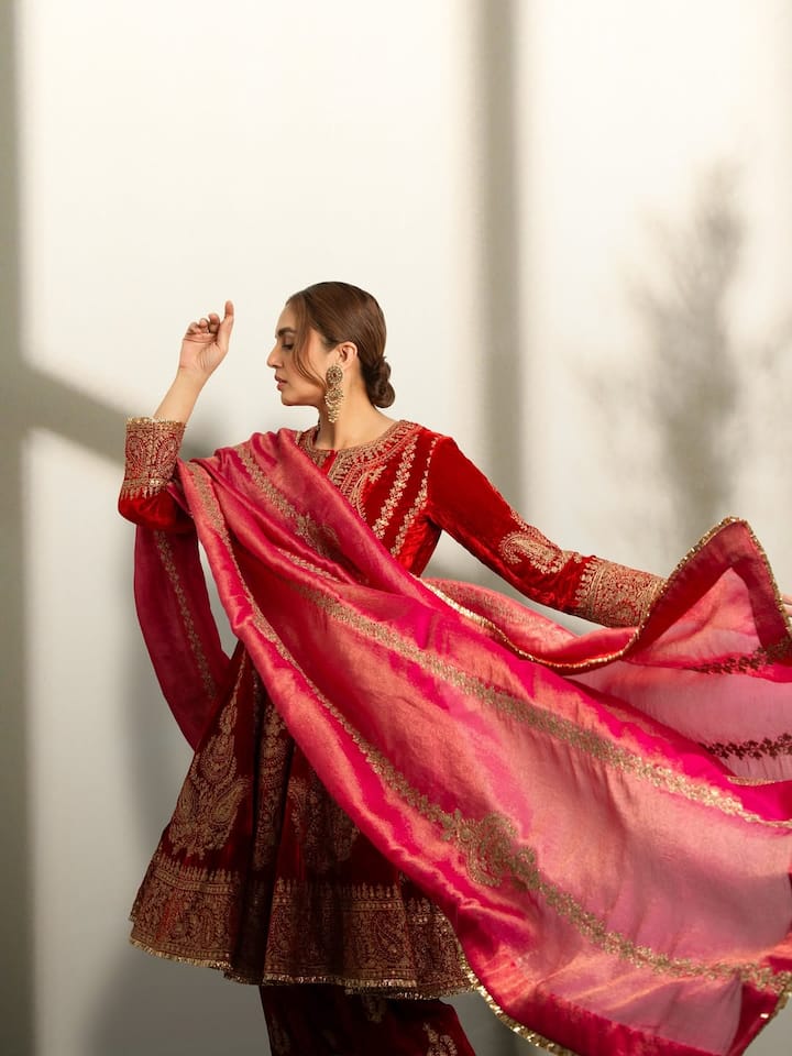 Her confidence and glamor are clearly visible in the picture and fans are liking her look very much.