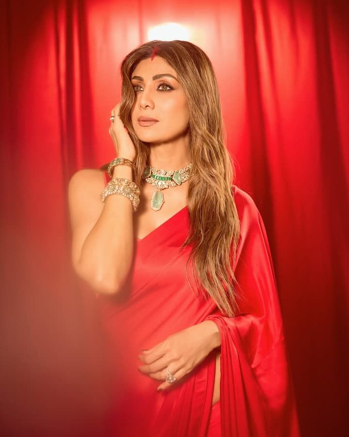 During this, Shilpa applied vermilion in the name of her husband Raj Kundra in her demand. She was looking very beautiful in this look.