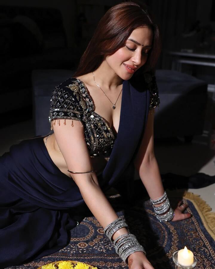 Mahira has shared many pictures in different poses while decorating her house with lamps. She has paired her simple saree with a heavy designer blouse. She has completed her look with soft makeup.