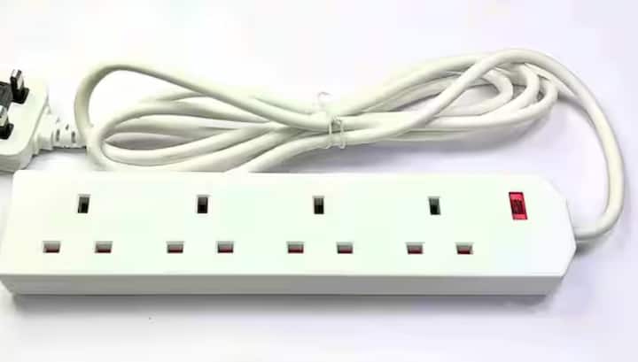 ਗਰਮੀਆਂ ਵਿੱਚ ਤੁਹਾਡੇ ਘਰ ਨੂੰ ਠੰਡਾ ਰੱਖਣ ਲਈ ਏਅਰ ਕੰਡੀਸ਼ਨਰ ਦੀ ਲੋੜ ਹੁੰਦੀ ਹੈ ਪਰ ਇਹ ਬਹੁਤ ਜ਼ਿਆਦਾ ਬਿਜਲੀ ਵੀ ਖਿੱਚਦਾ ਹੈ। ਐਕਸਟੈਂਸ਼ਨ ਬੋਰਡ ‘ਤੇ ਇਸ ਨੂੰ ਨਹੀਂ ਲਾ ਸਕਦੇ। ਮਾਹਰ ਹਮੇਸ਼ਾ ਆਪਣੇ ਏਸੀ ਨੂੰ ਕੰਧ ਦੇ ਸਾਕਟ ਵਿੱਚ ਲਗਾਉਣ ਅਤੇ ਕਮਰੇ ਲਈ ਢੁਕਵੀਂ BTU ਸਮਰੱਥਾ ਵਾਲਾ ਮਾਡਲ ਚੁਣਨ ਦੀ ਸਲਾਹ ਦਿੰਦੇ ਹਨ।