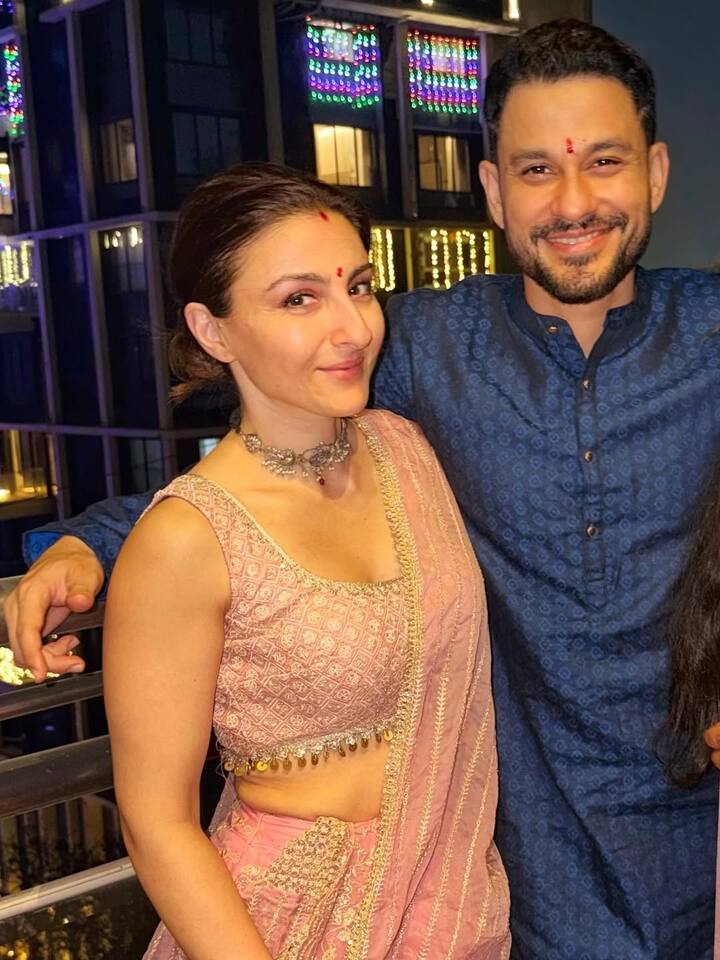 वही कुणाल खेमू डार्क ब्लू कलर के ट्रेडिशनल कुर्ता पहने नजर आ रहे हैं.