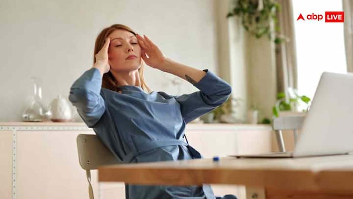 PCOS सिर्फ फिजिकली नहीं, मेंटली असर भी डालता है. कई बार इसका असर, हमेशा थकान महसूस होना,मन बिना वजह उदास रहना, मूड स्विंग्स होना, नींद न आना या बहुत ज्यादा नींद आने में भी दिख सकता है. ये लक्षण दिखें, तो हो सकता है कि आपके शरीर के साथ-साथ हार्मोन भी मदद के लिए जरूरी हैं.