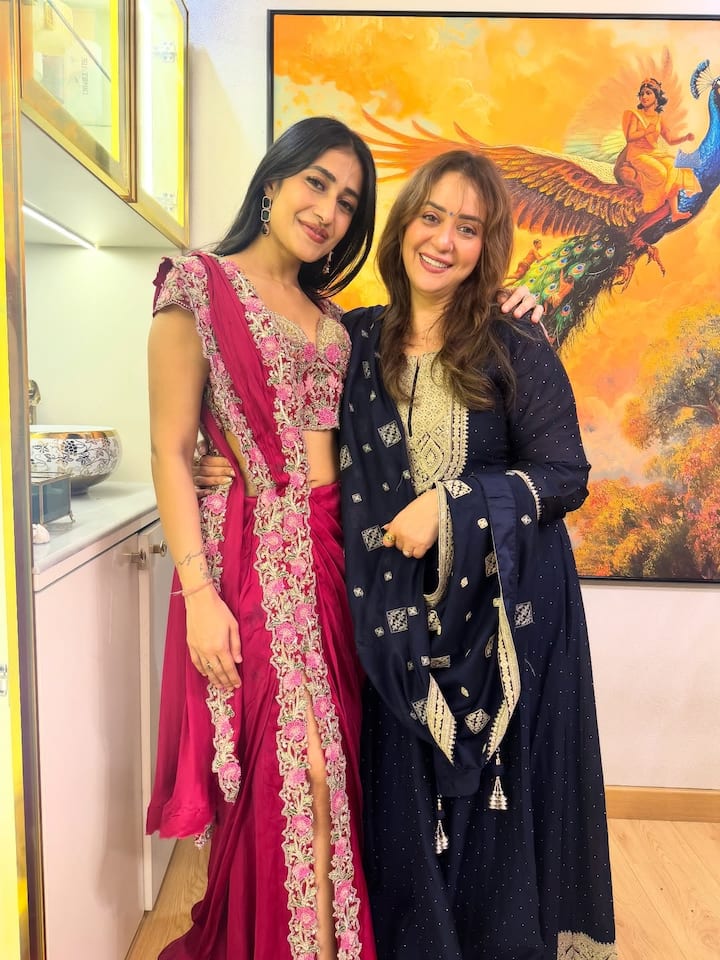 In these pictures, Dhanashree is seen with Remo D'Souza's wife Liesel D'Souza, who is looking very classy and elegant. Liesel is wearing a dark blue suit with golden embroidery work on it. This photo is highlighting the bonding of Dhanashree and Liesel.