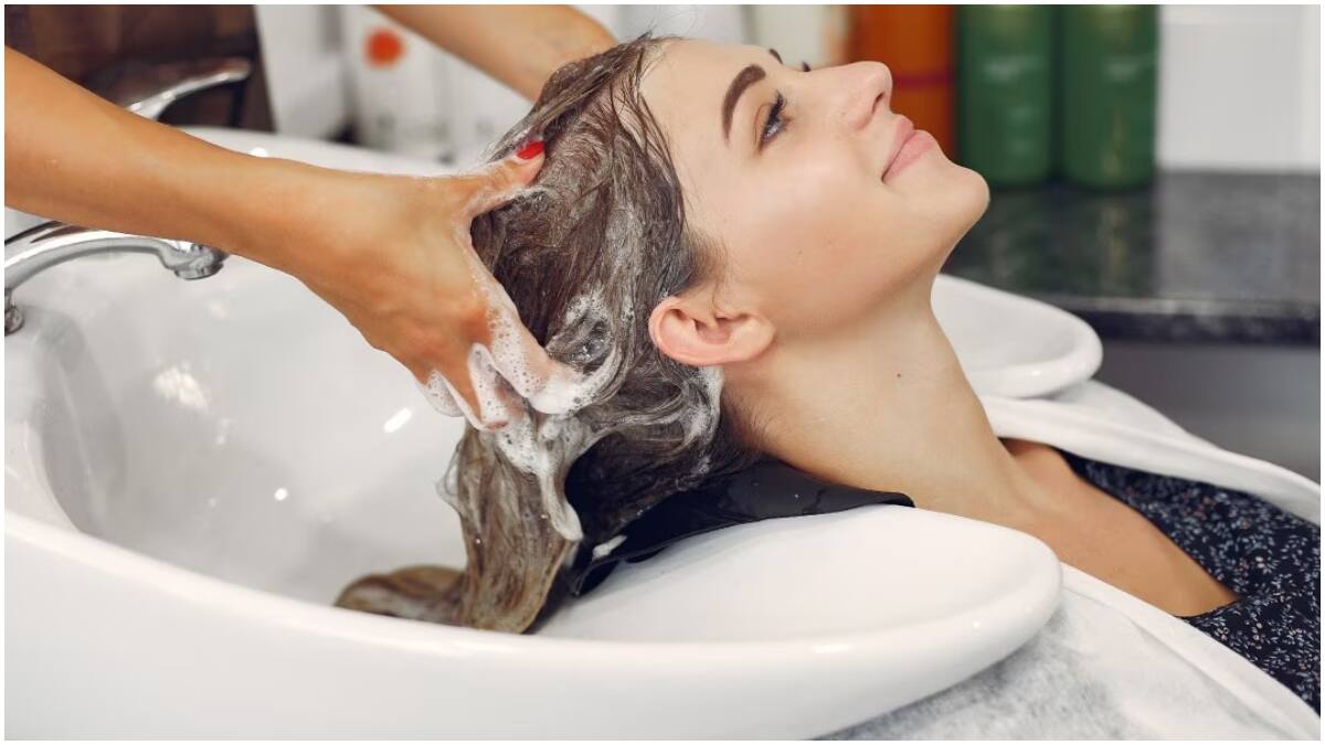 Hair Wash Risks : సెలూన్​లో హెయిర్ వాష్ చేయించుకుంటే స్ట్రోక్ వస్తుందా? ఆ సమస్యలుంటే జాగ్రత్త