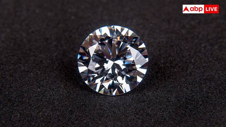 कैरेट एक इकाई है जिसका इस्तेमाल हीरे के अंदर के भार को मापने के लिए किया जाता है. 1 कैरेट में 200 मिलीग्राम होते हैं. बड़े हीरे काफी ज्यादा दुर्लभ होते हैं और क्योंकि दुर्लभता ही मूल्य निर्धारण करती है इस वजह से कैरेट के वजन में मामूली वृद्धि भी हीरे की कीमत में काफी ज्यादा बढ़ोतरी कर सकती है.