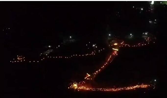 पहाटे चार वाजताच (वाहनतळ) येथून फुलांनी सजवलेल्या पालखीत छत्रपती शिवाजी महाराज आणि छत्रपती संभाजी महाराज यांच्या मूर्तीची मिरवणूक सुरू झाली.