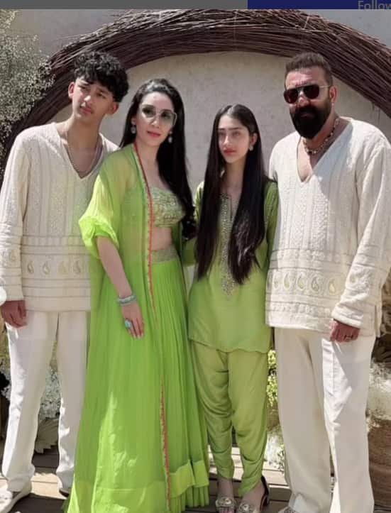 बता दें कि संजय ने दो साल की डेटिंग के बाद 2008 में मान्यता से शादी की थी.  21 अक्टूबर 2010 को वे जुड़वां बच्चों के पिता बने थे.