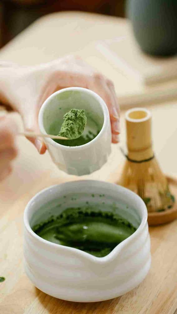 चुकूनही 'या' लोकांनी माचा टी पिऊ नये